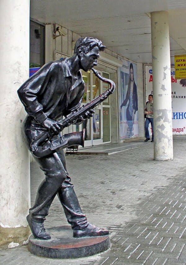 Памятник саксофонисту в Челябинске