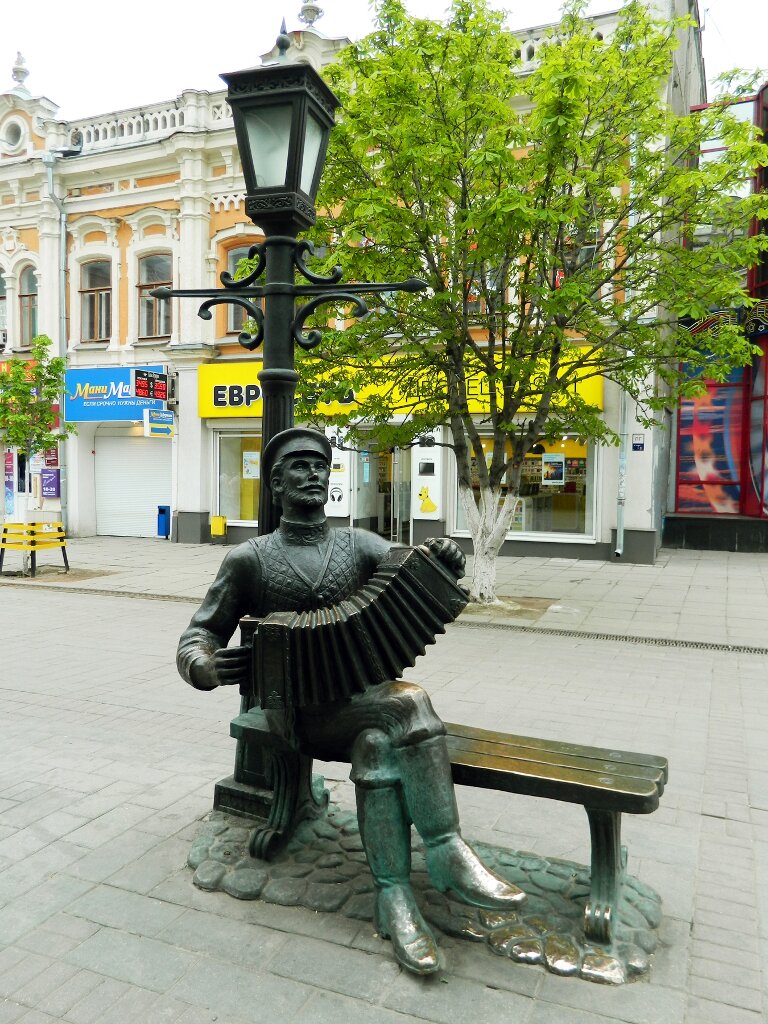 Памятник Саратовской гармошке
