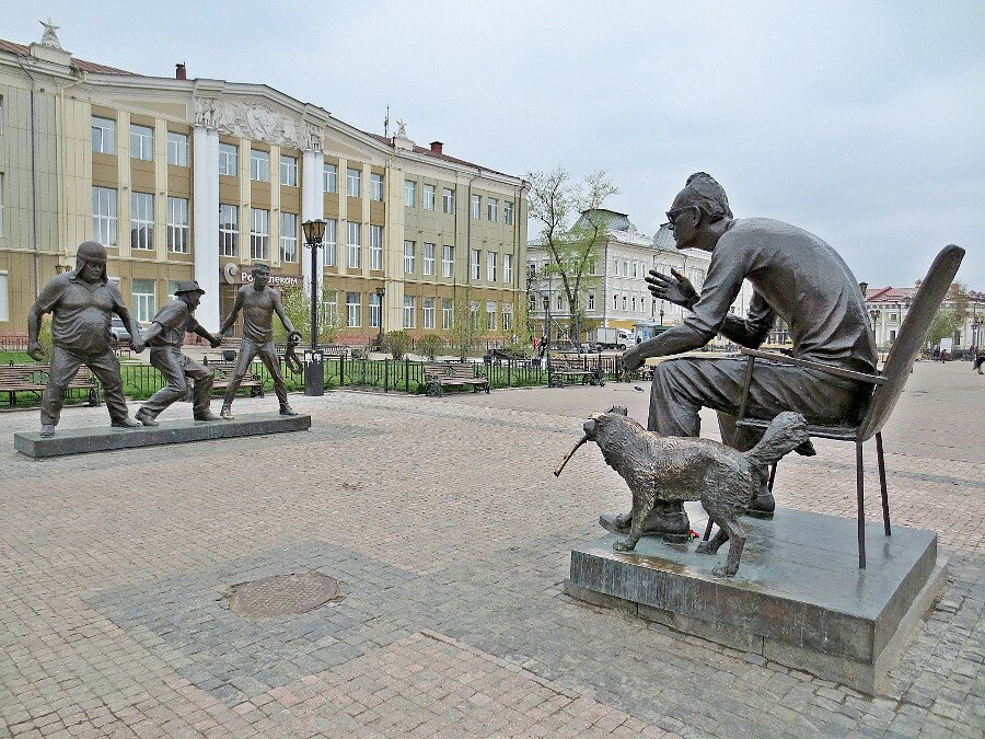 Памятник Леониду Гайдаю и героям его фильма