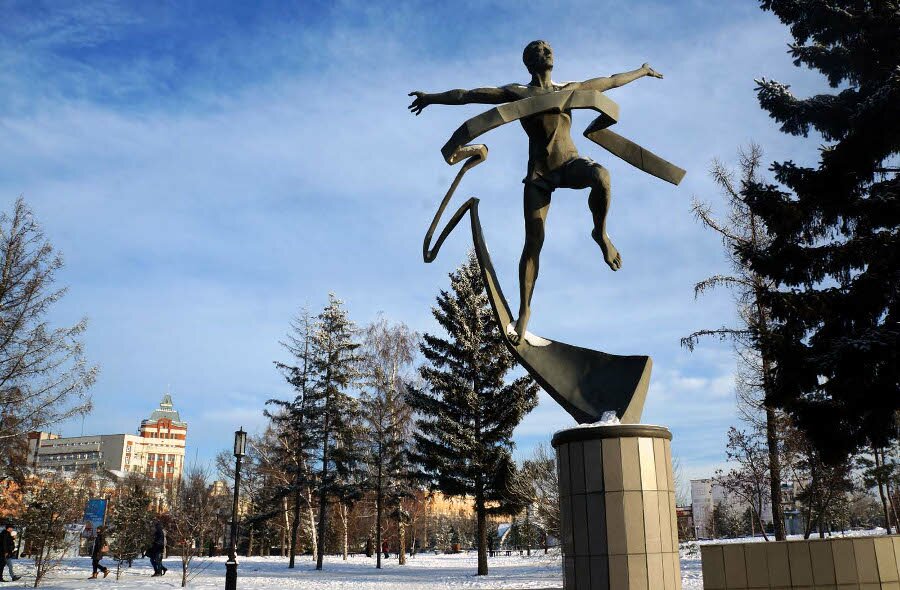 Памятник марафонцу в Омске