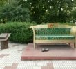 Памятник дивану Обломова в Ульяновске